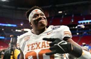 O recém -chegado dos santos, Kelvin Bans, filho de Jr. Jr. Vomita na frente da televisão enquanto papai é recrutado 2025 NFL Draft Red tapete