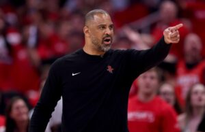 O treinador do Rockets em São Francisco tem conversas “agradáveis” com os fãs do Warriors. ‘Você não é tão corajoso pessoalmente’ O treinador do Rockets em São Francisco tem conversas "agradáveis" com os fãs do Warriors. 'Você não é tão corajoso pessoalmente'