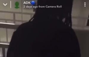 Oficial da prisão que agitou o preso masculino na câmera depois de flertar em seu telefone celular através das barras da cela da prisão Imagens circulantes on -line mostram o oficial da prisão, que não foi nomeado, sendo instruído a 'mostrar -me que Batty' por um preso