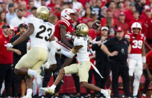 Os 49ers adicionaram seis agentes livres que não foram convocados, mas ainda não possuem tackles ofensivos Os 49ers adicionaram seis agentes livres que não foram convocados, mas ainda não possuem tackles ofensivos