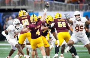 Os 49ers podem ter escolhas de rascunho do dia 2 O linebacker da UCLA, Carson Schwesinger (49), aborda Marcus Harris II do estado do Alabama, durante a segunda metade de um jogo de futebol universitário da NCAA em Pasadena, Califórnia, sábado, 10 de setembro de 2022. (Foto de Ashley Landis AP, arquivo)