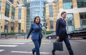 Os advogados de caso de corrupção de Oakland exigem mais escrutínio de Dataseized California Waste Solutions co-owner Andy Duong exits the Federal Building after appearing at the Federal Courthouse in Oakland, Calif., for his indictment on bribery and conspiracy charges by federal prosecutors on Friday, Jan. 17, 2025. Also, his father, David Duong, former Oakland Mayor Sheng Thao, and her boyfriend, Andre Jones, were indicted. (Ray Chavez/Bay Area News Group)