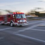 Os bombeiros combatem o incêndio no edifício de Oakland, marcado com vermelho