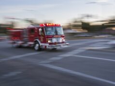 Morador e bombeiro ferido em incêndio em casa em Daly City Os bombeiros combatem o incêndio no edifício de Oakland, marcado com vermelho