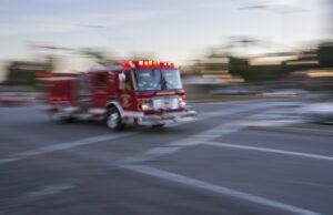 Os bombeiros combatem o incêndio no edifício de Oakland, marcado com vermelho Os bombeiros combatem o incêndio no edifício de Oakland, marcado com vermelho