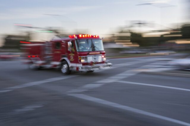 Os bombeiros combatem o incêndio no edifício de Oakland, marcado com vermelho




