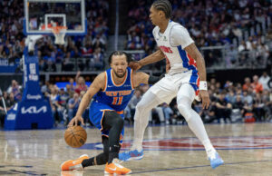 Os fãs de Knicks estão preocupados quando Jalenbrunson é visto indo para o vestiário com um tornozelo ferido. fechar