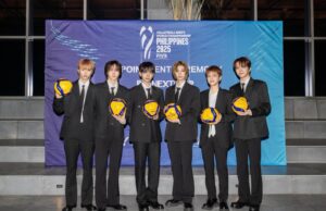 Os fãs de filipinos e K-pop colidem no FIVB Men’s Worlds BoynextDoor durante a cerimônia de compromisso do Campeonato Mundial de Vôlei Fiba de 2025 na sede da Hybe, em Seul, Coréia do Sul. O K-pop Group foi nomeado embaixador global de celebridades para a hospedagem do evento pelas Filipinas.