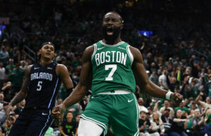 Os fãs do Celtics estão preocupados com Jaylen Brown, cujo status nesta série é questionável devido à lesão no joelho. fechar