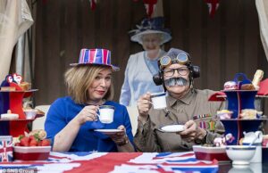 Os proprietários de pub que estão lutando para pagar suas contas dizem que ‘burocracia de burocracia’ é a razão pela qual as celebrações do VE Day foram canceladas. Os foliões na Escócia se divertem no dia VE, como esta festa em 2020, mas os pubs não poderão ajudar