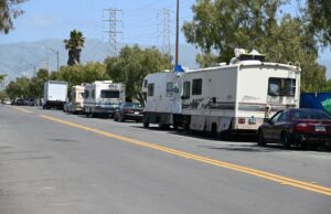 Os ‘vitórias’ de San Jose são em termos de falta de moradia, reais ou superficiais? A redução de um acampamento de trailers no norte de San Jose levou os veículos a se mudarem para diferentes bairros, incluindo esse trecho no bloco 1300 de Grand Boulevard em Alviso, como visto em 23 de abril de 2025 (Grupo Devan Patel/Bay Area News)