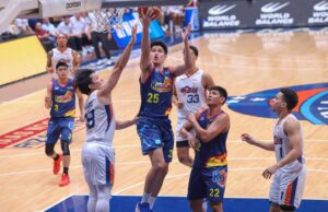 PBA: Rain ou Shine ganhe Rain ou Shine Elastopainters, Santi Santillan, durante um jogo da PBA Philippine Cup contra Meralco Bolts.