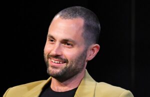 Penn Badgley tem três filhos: Cassius e James, com gêmeos que são devidos no futuro. Penn Badgley tem três filhos: Cassius e James, com gêmeos que são devidos no futuro.