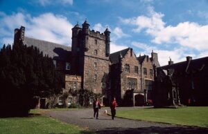 Professores Escola de Loretto - a alma mater do ex -chanceler do trabalho Alistair Darling e a emissora Andrew Marr ¿disse que a decisão foi tomada porque os custos crescentes causados pelo IVA nas taxas estavam impedindo os pais de matricular seus filhos