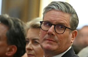 Quangos não serão queimados! Pelo menos 350 gerentes ganham mais do que o primeiro -ministro, enquanto mais de 1.500 funcionários públicos levam para casa mais de PS100.000. Mais de 350 chefes de Quango receberam um salário mais alto pago pelos contribuintes do que o £ 172.153 Keir Starmer tem direito a