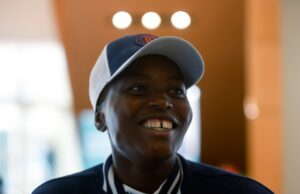 Racheal Kundananji, uma estrela do Bay FC da Zâmbia que chegou ao NWSL, apesar de todas as probabilidades e agora está devolvendo Racheal Kundananji, da Bay FC, e à esquerda, e Jamie Shepherd do Bay FC, à direita, posam para uma fotografia com Sanya Kennedy e seu marido Kealan Santistevan enquanto ela possui o Sonken Medical Center, no centro de Burling, em seu quarto, no centro de Burling, em Burling. Grupo de notícias Meyer/Bay Area)