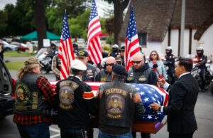 San Jose recebe os restos de um aviador da Segunda Guerra Mundial As pessoas assistem com a bandeira americana como os restos de ...