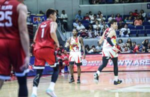 San Miguel vence uma vitória de retorno sobre Ginebra O CJ Perez, de San Miguel Beermen, durante um jogo contra o Barangay Ginebra San Miguel, na Copa das Filipinas do PBA.