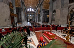 Selfie em frente ao caixão do papa Francisco. Indignação na Basílica de São. Piotr Selfie em frente ao caixão do papa Francisco. Indignação na Basílica de São. Piotr