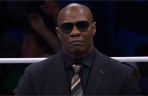 Shelton Benjamin zomba de fã que usa a camiseta atual da WWE Stars do lado de fora da AEW. fechar