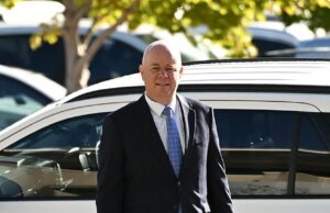 Simon Patterson, a esposa de Erin Patterson, encontra sua ex-esposa pela primeira vez desde que ele foi acusado por ela de matar seus pais após uma refeição mortal de cogumelos. Um sorridente Simon Patterson aparece nos Tribunais de Direito Latrobe Valley na quinta -feira