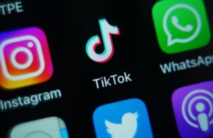 Tiktok agora suporta texto alt em fotos The app for TikTok on a phone screen. Cabinet Office minister Oliver Dowden, has confirmed TikTok will be banned on Government devices following a review. Picture date: Thursday March 16, 2023. (Photo by Yui Mok/PA Images via Getty Images)