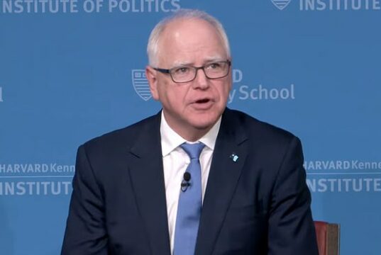O governador de Minnesota, Tim Walz, vice -presidente do companheiro de chapa de Kamala Harris, disse na terça -feira que foi escolhido para estar no ingresso democrata porque deu permissão aos brancos para votar no partido