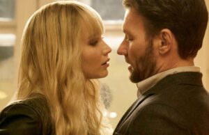 Três filmes de Hulu subestimados para assistir neste fim de semana (25 a 27 de abril). Uma mulher senta e olha para um homem fumando em Anora.