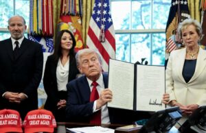 Trump assina a ordem educacional da AI para treinar estudantes do ensino fundamental e médio em meio à concorrência da China Trump assina a ordem educacional da AI para treinar estudantes do ensino fundamental e médio em meio à concorrência da China