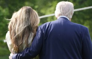 Trump e Melania compartilham um momento romântico raro enquanto eles vão para Roma juntos para o funeral do papa Trump e Melania compartilham um momento romântico raro enquanto eles vão para Roma juntos para o funeral do papa
