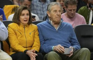 Trump faz uma escavação em Nancy Pelosi quando anuncia se ele assinará ou não uma proibição de negociação de ações por membros do Congresso A deputada Nancy Pelosi, D-Califórnia, à esquerda, e seu marido Paul Pelosi Sit Court Side assistindo a um jogo de basquete de torneios da NBA entre o Golden State Warriors e o Memphis Grizzlies em São Francisco, terça-feira, 15 de abril de 2025