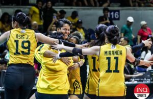 UAAP: Tina Salak vem Feu ‘Magic’ depois de acabar com Skid vs la Salle A treinadora da FEU, Tina Salak, comemora com o Lady Tamaraws depois de derrotar La Salle Lady Spikers no torneio de vôlei feminino da temporada 87 do UAAP.