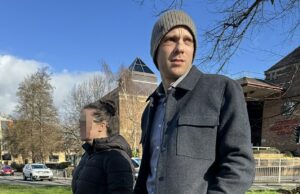 Um cristão devoto gravou mulheres em vestiários de gênero misto antes de salvar a filmagem em seu telefone, ao lado de sua aplicação na Bíblia O gerente de finanças casado Richard Halck, 38, (na foto à direita) empurraria seu telefone celular sob as portas e paredes de cubículos particulares para levar vídeos de vítimas depois de aulas de natação