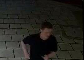 Um homem fugido depois que uma mulher foi rasgada pelos cabelos, e outro folheado foi mordido. A Polícia de Avon e Somerset divulgou uma foto do homem com quem desejam falar