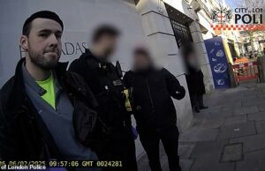 Um policial cerimonial é visto enfrentando um ladrão de telefone do lado de fora de um salão em Londres que roubou nove telefones celulares, um dos quais era de uma vítima com glaucoma. Oliver Brady (foto em sua prisão), 27, de Edmonton, norte de Londres, havia acabado de pegar o telefone de TI Nicky Jones, 51, de Ascot, Berkshire, quando chegou ao trabalho no centro de Londres um dia em fevereiro