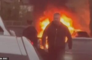 Uma menina, de 12 anos, foi ferida em um acidente de três carros que causou sete feridos. O motorista e o passageiro foram presos. Sete pessoas foram hospitalizadas com ferimentos graves depois que uma pilha de três carros se tornou uma 'bola de chamas'