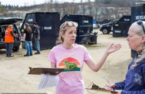 Uma pequena cidade de New Hampshire é destruída por políticos locais que terminaram a coleção de lixo Kathleen Pelissier, membro do conselho que votou contra a eliminação de lixeiras, está circulando uma petição que restauraria o financiamento ao serviço no próximo ano (foto: Pelissier, à esquerda, explica a petição à residente Elizabeth Neveu)