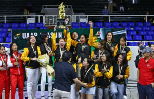 Ust ganha o primeiro título de esgrima do UAAP, encerrando o reinado de Ue A UST Fencers comemoram seu campeonato de esgrima feminina da temporada 87 do UAAP.