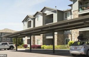 Utah Man preso por 71 bombas encontradas no apartamento Um homem de Utah, Eric Whitaker, foi preso depois que a polícia encontrou 71 bombas caseiras e um grande cache de materiais de fabricação de bombas em seu apartamento Orem