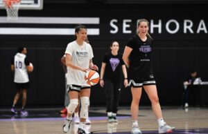 Valquírias de Golden State: Cinco histórias para ficar de olho no início do campo de treinamento A treinadora do Golden State Valkyries, Natalie Nakase, conversa com Kyara Linskens (31), da Golden State Valkyries (31) durante o campo de treinamento realizado no Sephora Performance Center em Oakland, Califórnia, no domingo, 27 de abril de 2025. (Jose Carlos Fajardo/Bay Area News Group)