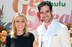 Vanna White e seu filho Nikko mostram suas orgulhosas vibrações da mãe no tapete vermelho. Vanna White e seu filho Nikko Santo Pietro.