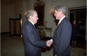 Veja o primeiro vídeo público da reunião de Presidentes Nixon & Clinton em 1993. Veja o primeiro vídeo público da reunião de Presidentes Nixon & Clinton em 1993.