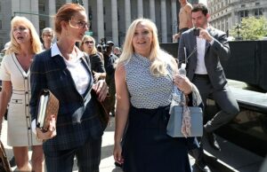 Virgínia Virginia Giuffre, retratada aqui fora de um tribunal em Nova York em agosto de 2019 em meio ao caso contra o agressor Jeffrey Epstein, morreu na sexta -feira aos 41 anos em sua casa, perto de Perth, na Austrália