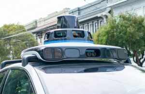 Waymo está namorando Toyota. Eles poderiam criar um novo carro autônomo se estivessem graves. A Waymo self-driving car is seen in the Inner Richmond neighborhood of San Francisco, California, with the Lidar unit on the vehicle visible, November 17, 2024.