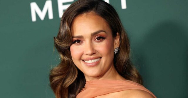 13 roupas de banho com estampa de animal abaixo de US $ 40 para canalizar a aparência ao lado da piscina de Jessica Alba


