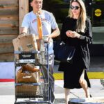 O filho de Angelina Jolie Knox Léon Jolie-Pitt está superando durante uma viagem ao mercado natural de Lazy Acres no distrito de Los Feliz na quinta-feira