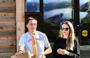 16 -Year -Volto, filho de Angelina Jolie, sobre sua torre depois de crescer até a mesma altura que o pai roubado Brad Pitt O filho de Angelina Jolie Knox Léon Jolie-Pitt está superando durante uma viagem ao mercado natural de Lazy Acres no distrito de Los Feliz na quinta-feira