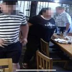 Na taberna, as fotos foram publicadas pela culpa incorreta do casal por partir sem pagar sua conta por 150 GBP pelas mídias sociais, mas depois se trata de que o funcionário não participou dela.