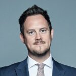 Os alunos receberão seus resultados do GCSE por meio da aplicação em vez de papel no futuro após o piloto do governo neste verão (foto: Ministro da Educação Stephen Morgan)