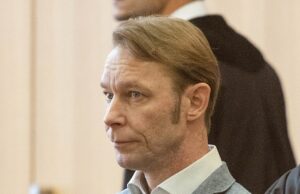 E Madeleine McCann Prime suspeito Christian Brueckner chega ao tribunal em Braunschweig na Alemanha em 8 de outubro de 2024